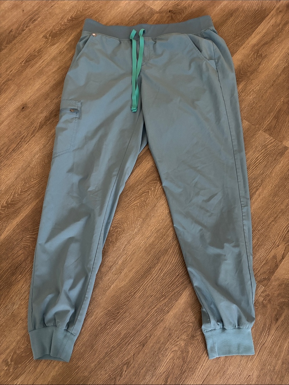 FIGS WOMEN’S FIONLITE Zamora Jogger Scrub Pants. Size M
